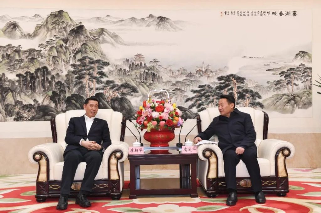 中国建材总经理李新华与合肥、连云港两市商谈深化合作